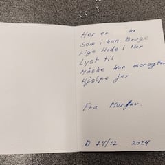 Un hombre encuentra un regalo de Navidad del ‘abuelo’ en un libro de segunda mano: “Necesitamos ayuda para encontrarlo”