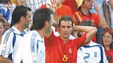 <b>DESESPERADO</b>. Helguera se lamenta de un remate fallido en boca de gol.