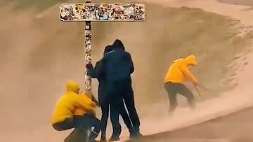 Personas resistiendo el envite del ciclón Ingrid en Nazaré, Portugal