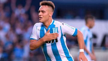 Lautaro Martínez celebra un gol con Racing.