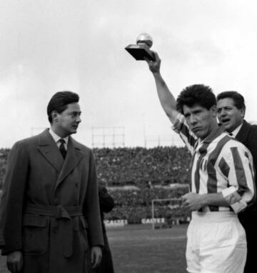 Argentino nacionalizado italiano, el primer balón de oro juventino. Jugó en la Juve entre 1957 y 1965.