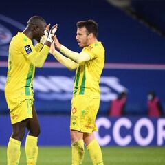 Mbappé la pifia, el PSG tropieza