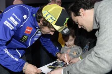 Valentino Rossi y Jorge Lorenzo firmaron autógrafos en el edificio Telefónica de Gran Vía, Madrid. 