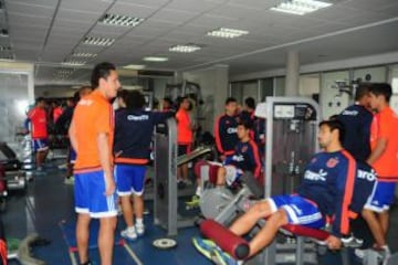 Gustavo Canales conversa con Ramón Fernández en el gimnasio del CDA.