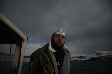 El cinco veces campe¨®n mundial de apnea, el franc¨¦s Arthur Guerin-Boeri, observa desde el barco antes de sumergirse en las profundidades para detectar orcas.