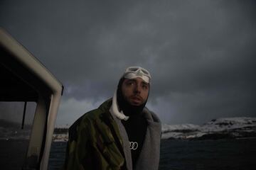 El cinco veces campeón mundial de apnea, el francés Arthur Guerin-Boeri, observa desde el barco antes de sumergirse en las profundidades para detectar orcas.