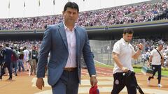 Jos&eacute; Saturnino Cardozo dirigiendo a Chivas.