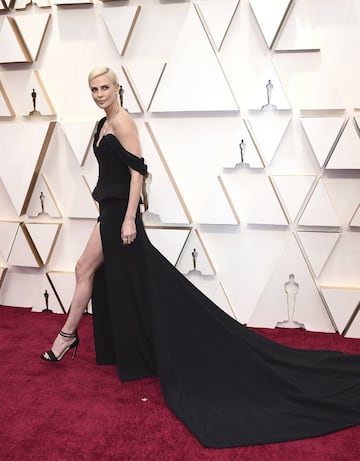 Charlize Theron con diseño de Dior en dos piezas. Con escote redondo, le queda como un guante. De las más elegantes de la noche. 