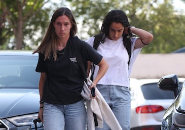 Eva Navarro y Oihane Hernández llegando  Hotel Tryp Alameda de Barajas (Madrid).