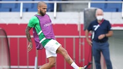 Dani Alves se entrena con la selecci&oacute;n brasile&ntilde;a en Jap&oacute;n.