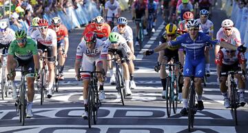 Elia Viviani del Deceuninck-Quick Step ganó la cuarta etapa del Tour de Francia 2019, mientras que su compañero Julian Alaphilippe se mantiene como líder de la clasificación general. Egan Bernal se mantiene como el mejor colombiano en la sexta casilla.