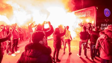 Ultras del PSG en el recibimiento del equipo antes del PSG-Real Madrid.