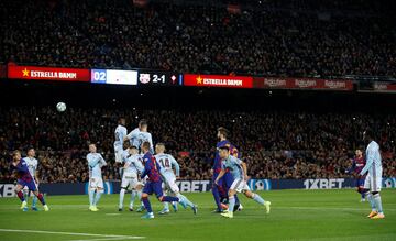 Disparo de falta de Messi con el interior, el balón sobrevuela la barrera y entra por la escuadra. Hat-Trick a balón parado del 10.