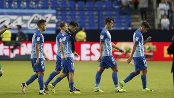 Los jugadores del Málaga, apesadumbrados tras la última derrota.