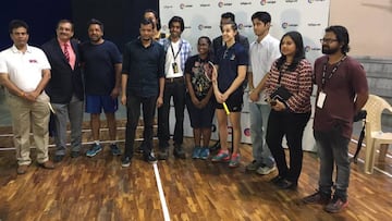 Carolina Marín posa con algunos aficionados con los que ha entrenado en Nueva Delhi durante un acto de promoción de La Liga.