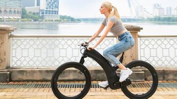 Una chica pasea con la e-bike de Reevo Bikes, sin ejes ni radios. 