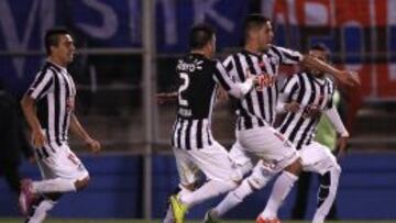 Recalde lidera el festejo de su gol de tiro libre ante la UC.