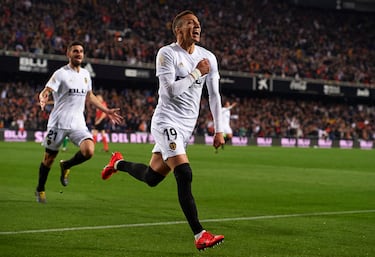 Delantero versátil y goleador clave en la etapa europea del Valencia. En 2018, Rodrigo vivía su mejor momento en Mestalla, con apariciones decisivas en Liga y Europa League. Su cotización llegó a los 50 millones, siendo pieza fundamental en el retorno del club ché a la Champions.
