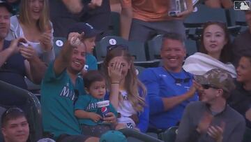 Su mujer con la mano en la cara, su hijo sin inmutarse... y todo el estadio a sus pies: genio