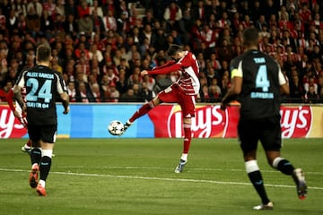 Guingamp (France), 23/10/2024.- Pierre Lees-Melou (R) of Brest scores the 1-1 goal during the UEFA Champions League soccer match between Stade Brestois 29 and Bayer 04 Leverkusen, in Guingamp, France, 23 October 2024. (Liga de Campeones, Francia) EFE/EPA/YOAN VALAT
