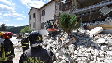 Bomberos italianos intentan rescatar a las personas afectadas por el terremoto.