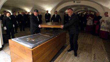 El ataúd del Papa Emérito Benedicto XVI cerrandose en las Grutas del Vaticano momentos antes del entierro.
