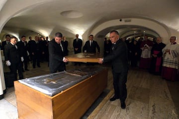 El ataúd del Papa Emérito Benedicto XVI cerrandose en las Grutas del Vaticano momentos antes del entierro.