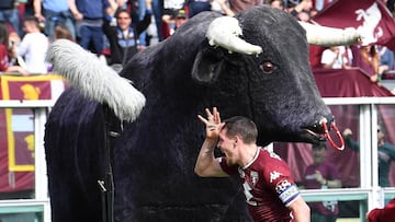 Belotti, capitán del Torino, celebra con la curva un gol al Chievo.