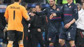 <b>IRÓNICOS. </b>Lisandro y Källström se despidieron con un toque burlesco de Iker tras eliminar al Madrid.