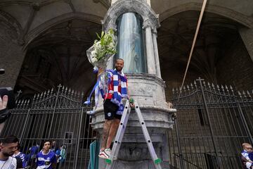 Los aficionados y jugadores albiazules celebran el ascenso a Primera División por las calles de Vitoria-Gasteiz.