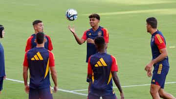 Gavi, Ferran, Nico Williams, Rodri, Lamine Yamal y Yeremy Pino, en el entrenamiento de España ayer en Granada.