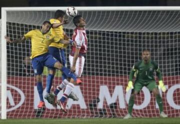 1-1. Jugada del penalti que transformó Derlis González. Thiago Silva tocó el balón con la mano.