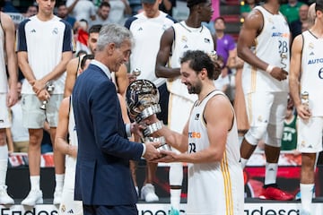 El presidente de la liga ACB Endesa, Antonio Martín, entrega la Supercopa a Sergio Llull. 