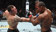 Jack Hermansson golpea a Jacare Souza durante el UFC Fort Lauderdale.