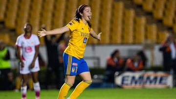 Dos penales, dos goles de Katty Mart&iacute;nez y los desbordes continuos de Liz Ovalle le otorgaron su sexto triunfo del torneo a Tigres Femenil y el liderato del torneo.