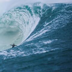 “Los acantilados y el tiempo añaden dramatismo al surf de olas gigantes en Irlanda”