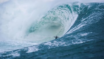 El surfista de olas gigantes Gary McCall surfea una ola enorme en Irlanda.