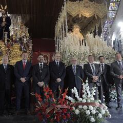 El Sevilla realiza su ofrenda floral a la Hermandad del Cautivo
