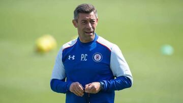 Pedro Caixinha dirigiendo un entrenamiento de Cruz Azul en el Clausura 2019.