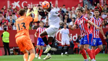Sevilla's Nigerian forward #15 Akor Adams (C) heads the ball towards Atletico Madrid's Slovenian goalkeeper #13 Jan Oblak during the Spanish league football match between Sevilla FC and Club Atletico de Madrid at the Ramon Sanchez Pizjuan stadium in Seville on April 6, 2025. (Photo by CRISTINA QUICLER / AFP)