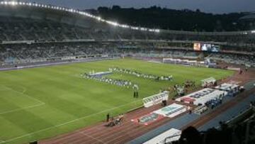 Anoeta, teñida de blanquiazul.
