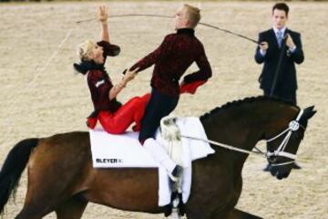 Los alemanes Pia Engelberty y Torben Jacobs durante su actuación en el estilo libre del Vaulting Pas de Deux.