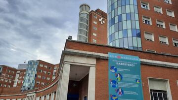 Hospital de Cruces (Barakaldo) con cartel alusivo al coronavirus