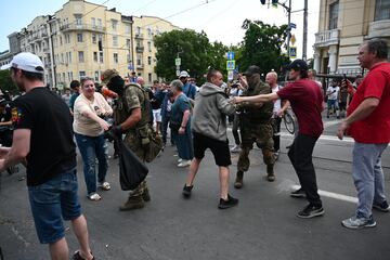 Los partidarios y opositores del grupo de mercenarios privados de Wagner tienen una discusión mientras los combatientes de Wagner se despliegan cerca de la sede del Distrito Militar del Sur en la ciudad de Rostov.