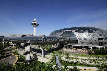El aeropuerto de Singapur se define a sí mismo como “más que un aeropuerto”, y razón no le falta. Este cuenta con un jardín de mariposas, una piscina en la azotea, un cine gratuito, toboganes de tres pisos de altura, un museo de arte y mucho más. Recientemente fue ampliado con un espacio llamado La Joya, el cual alberga un jardín tropical con un salto de agua de cuarenta metros de altura.