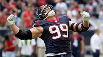 La pareja de Miller en la central sería el jugador de los Texans. Todo equipo necesita corazón y vaya que Watt lo tiene. Además, su fortaleza sería clave para negar todos los ataques de los contrarios.