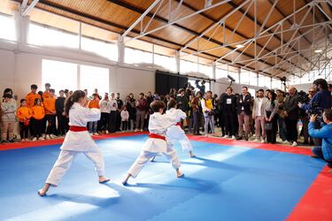 Ilia Topuria observa la exhibición de artes marciales. 