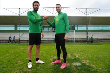 Germ¨¢n S¨¢nchez y Manu Hernando, los centrales del Racing, posan para AS en la previa del partido. Quieren impedir que nadie del Tenerife se acerque a la meta de Ezkieta.