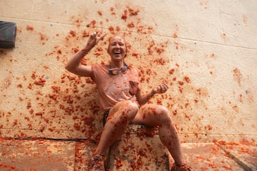 Una mujer, acribillada a tomatazos, durante la Tomatina de Buñol 2024.