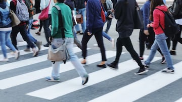 Qué significa que una persona camine rápido, esto dice la psicología sobre su personalidad